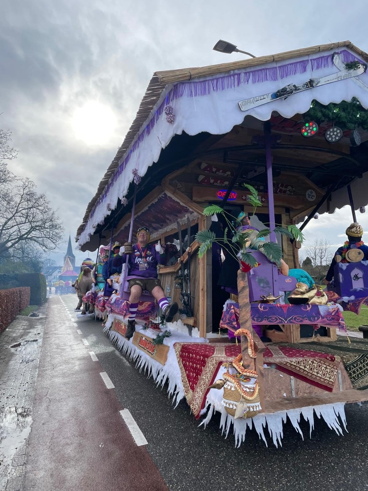 Unieke Carnavalswagen/Apresskihut met 9 Gondels, Ophalen, Zo goed als nieuw, Feestartikel, Carnaval