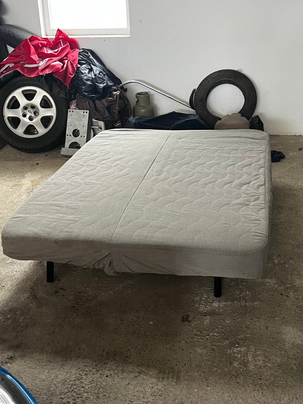 Slaapbank in goede staat - Ideaal voor camper of logeerbed, Huis en Inrichting, Ophalen, Gebruikt, Tweepersoons, Grijs