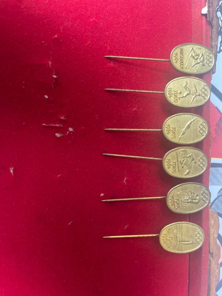 Olympische Spelen pins - Tokyo 1964 & Innsbruck 1964, Ophalen of Verzenden, Gebruikt, Overige sporten, Overige typen