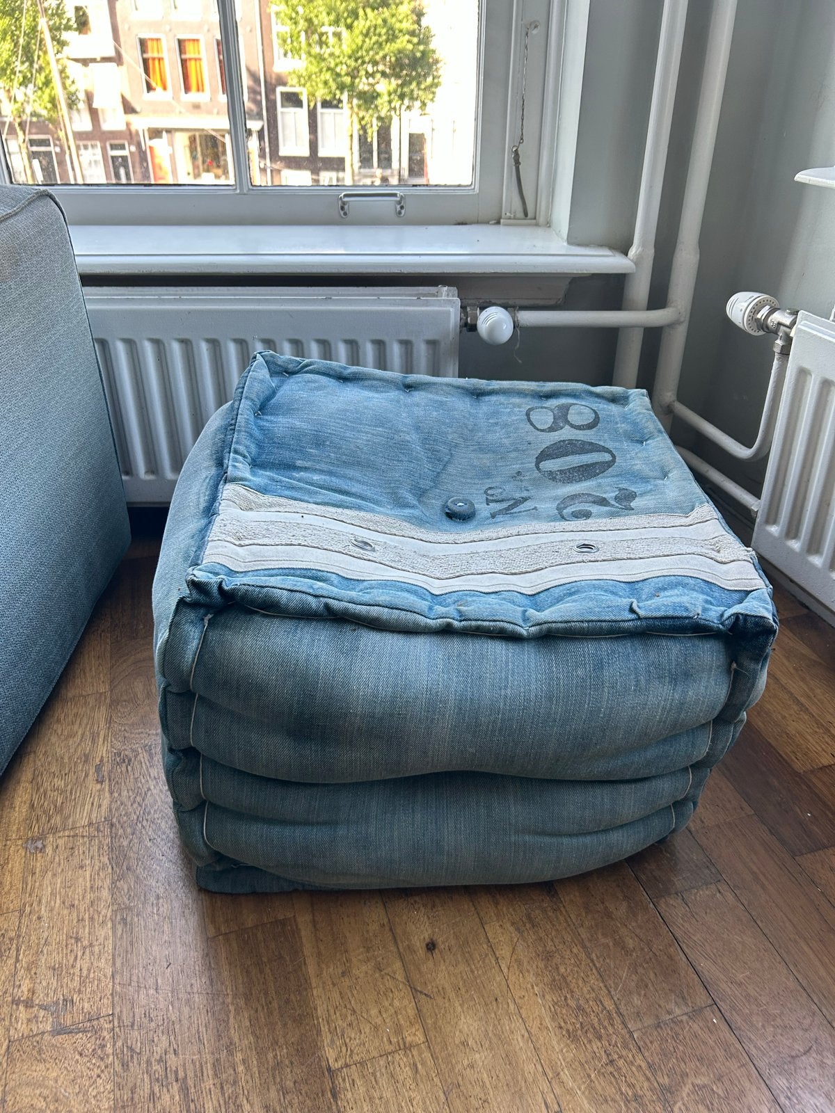 Leuke poef van spijkerstof - comfortabel en stijlvol, Ophalen, Minder dan 50 cm, Gebruikt, Vierkant