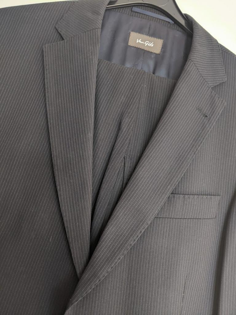 Van Gils Kostuum - Donkergrijs/blauw met krijtstreep, Kleding | Heren, Kostuums en Colberts, Blauw, Zo goed als nieuw, Maat 46 (S) of kleiner