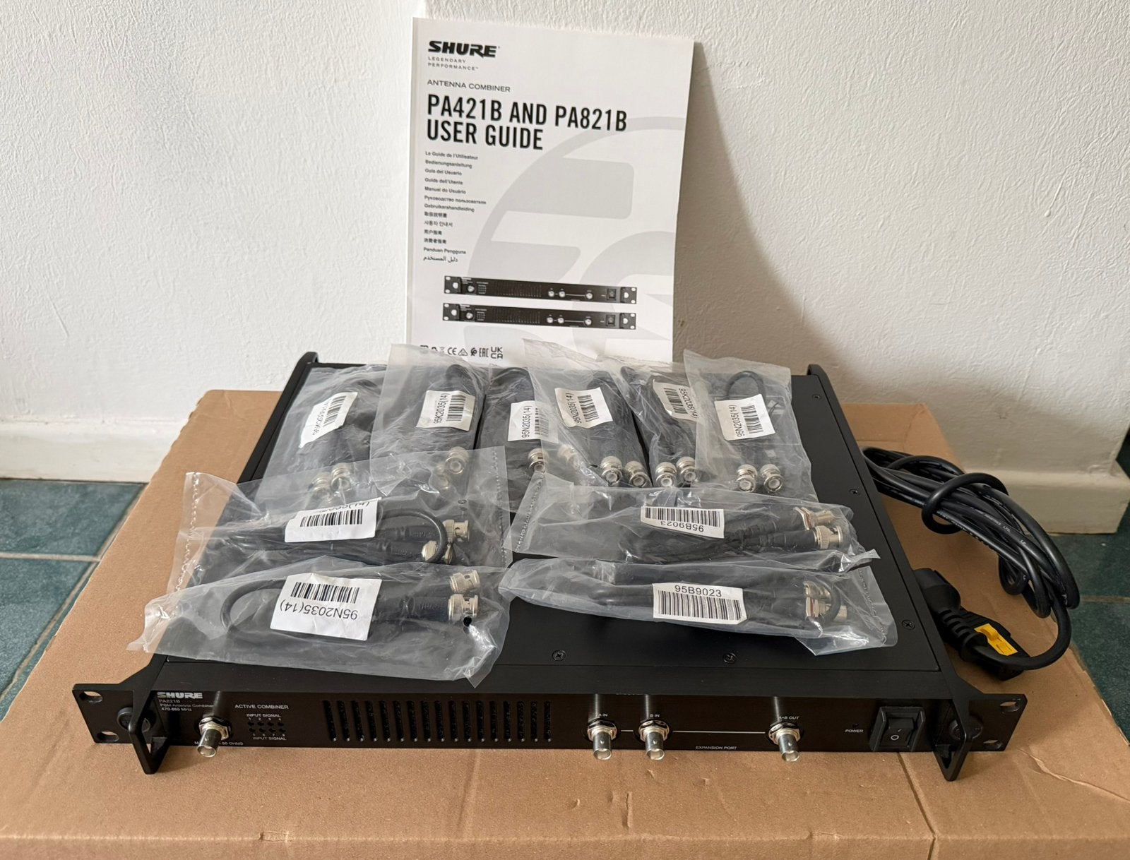 SHURE PA821A PSM Antenna Combiner 470-865 MHz, Muziek en Instrumenten, Ophalen, Zo goed als nieuw, Zangmicrofoon