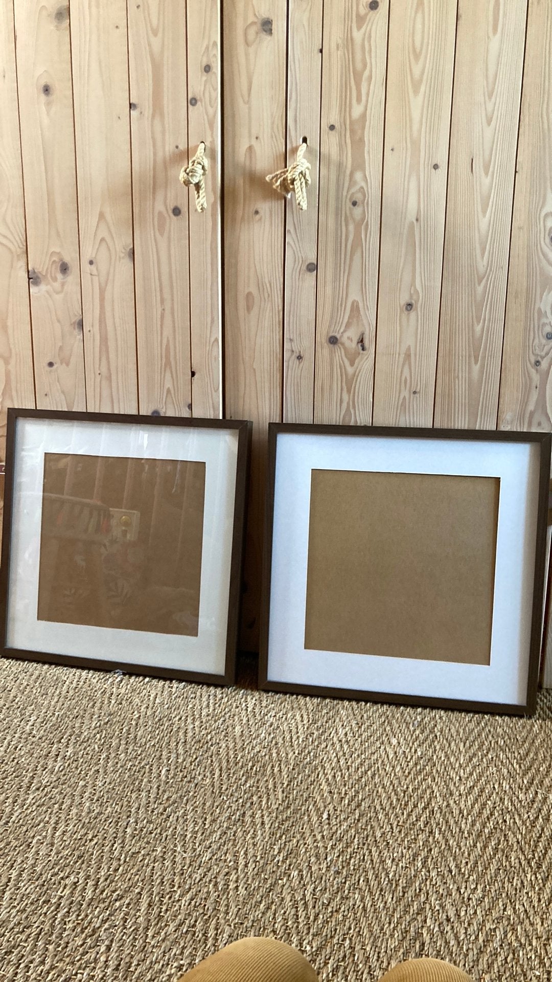 Twee donkerbruine lijsten van 50x50 met paspartou, Ophalen, Hout, Wissellijst, Hangend
