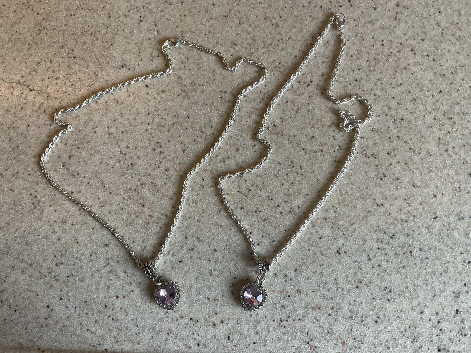 2x Zilverkleurige Ketting met Roze Hart Hanger en Strass, Gebruikt, Ophalen of Verzenden, Zilver, Overige materialen
