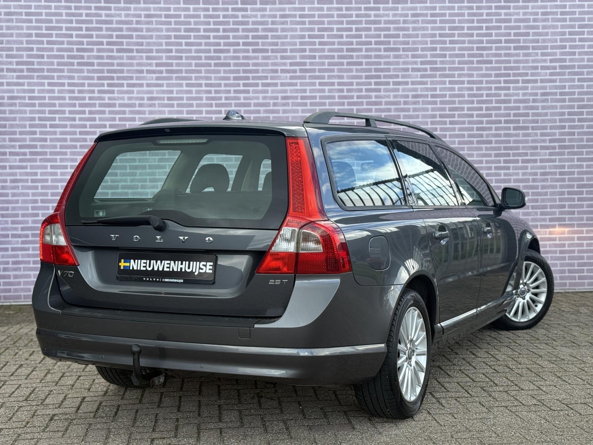 Volvo V70 2.5T Summum | Trekhaak | Stoelverwarming | Cruise, 2521 cc, 93 €/maand, Euro 4, Zilver of Grijs