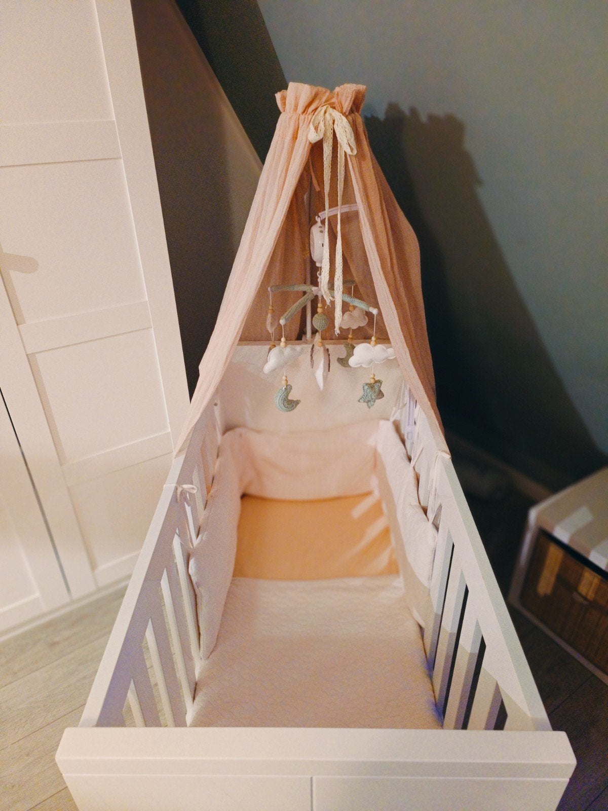 Ledikant met matras (zonder bekleding en hemeltje), Kinderen en Baby's, Ophalen of Verzenden, Gebruikt, Ledikant