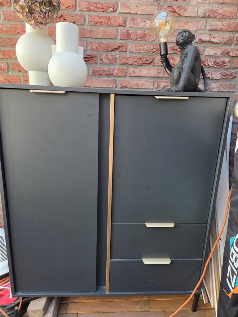 Mat zwarte kast met gouden accenten en 2 lades, Ophalen, Overige materialen, Gebruikt, 50 tot 100 cm