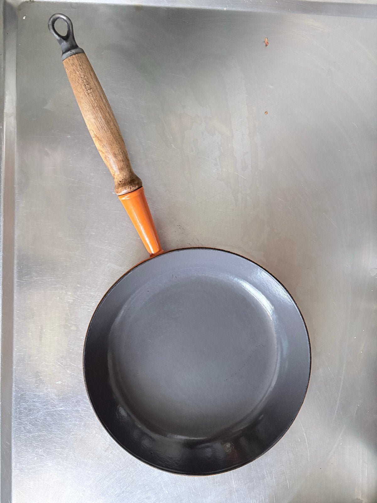 Le Creuset Koekenpan 26 cm - Oranje/Rood, Le Creuset, Gebruikt, Ophalen of Verzenden, Metaal