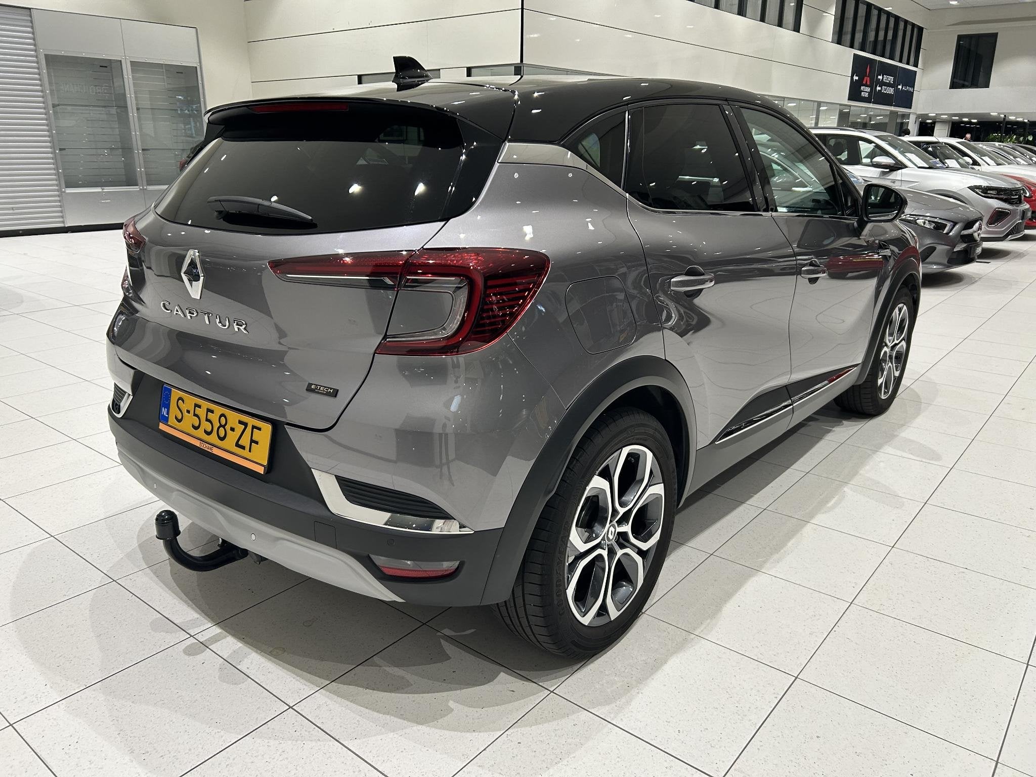Renault Captur 1.6 E-Tech full hybrid 145 techno | Trekhaak, Gebruikt, 715 kg, Leder en Stof, Origineel Nederlands