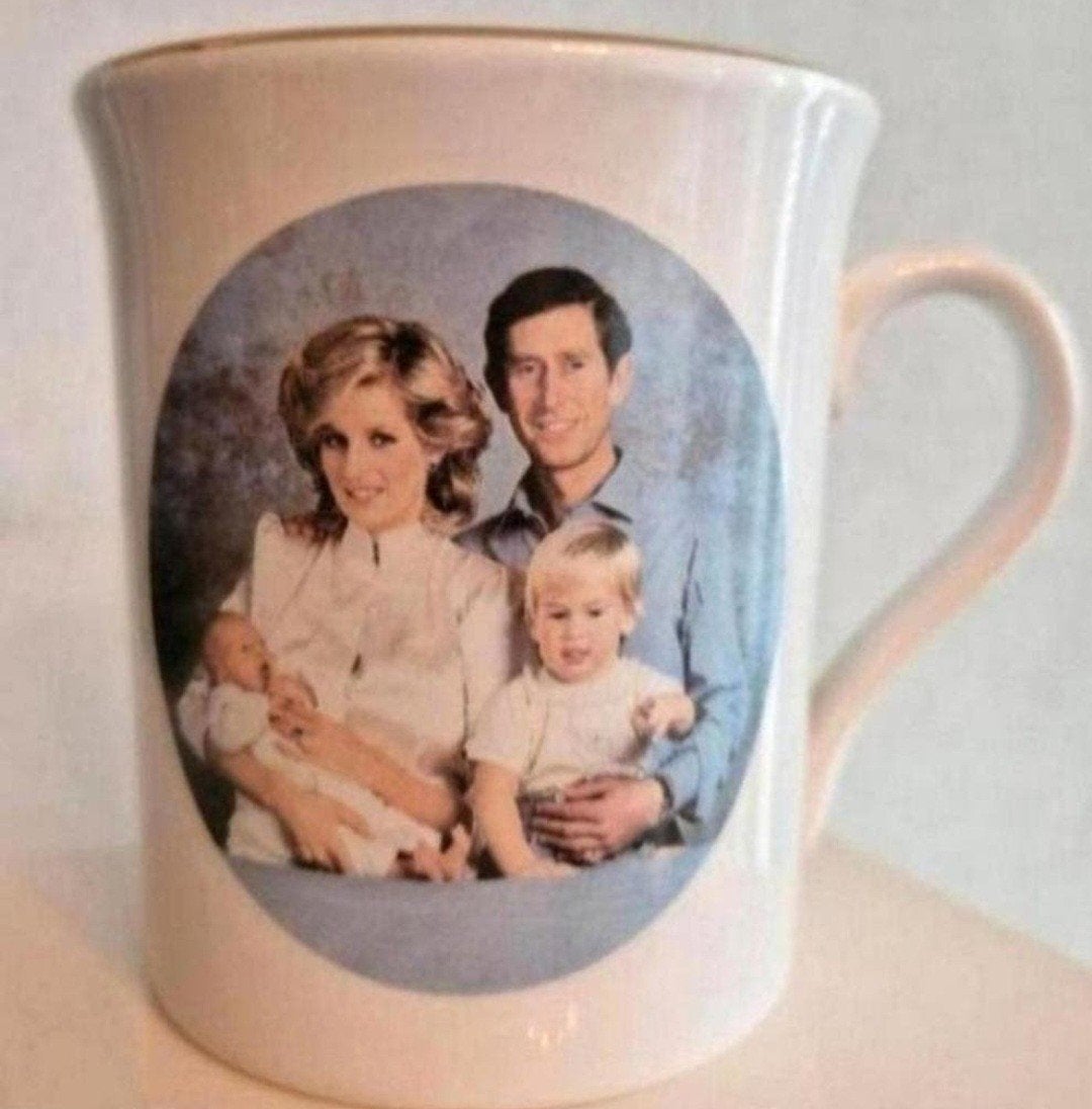 Vintage Royal Family Mok - Diana, Charles, William, Harry, Ophalen of Verzenden, Zo goed als nieuw, Buitenland, Overige typen