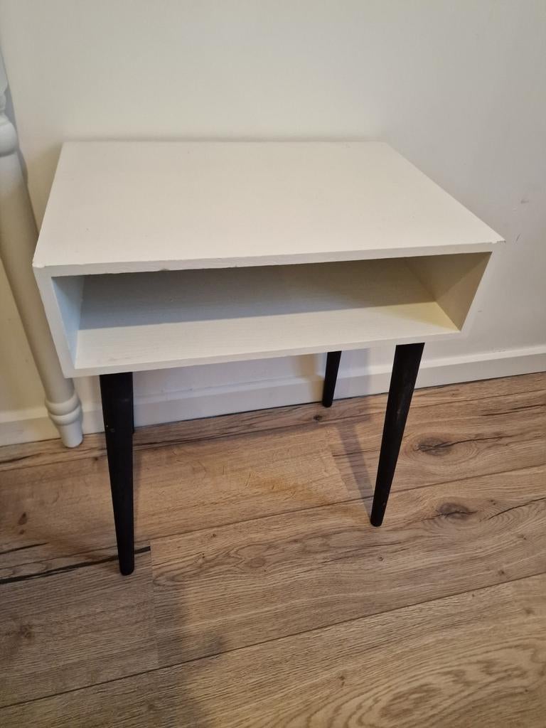 Set van 2 Nachtkastjes / Bedtafels - Wit met Zwarte Poten, Gebruikt, Minder dan 45 cm, Hout, 55 tot 70 cm