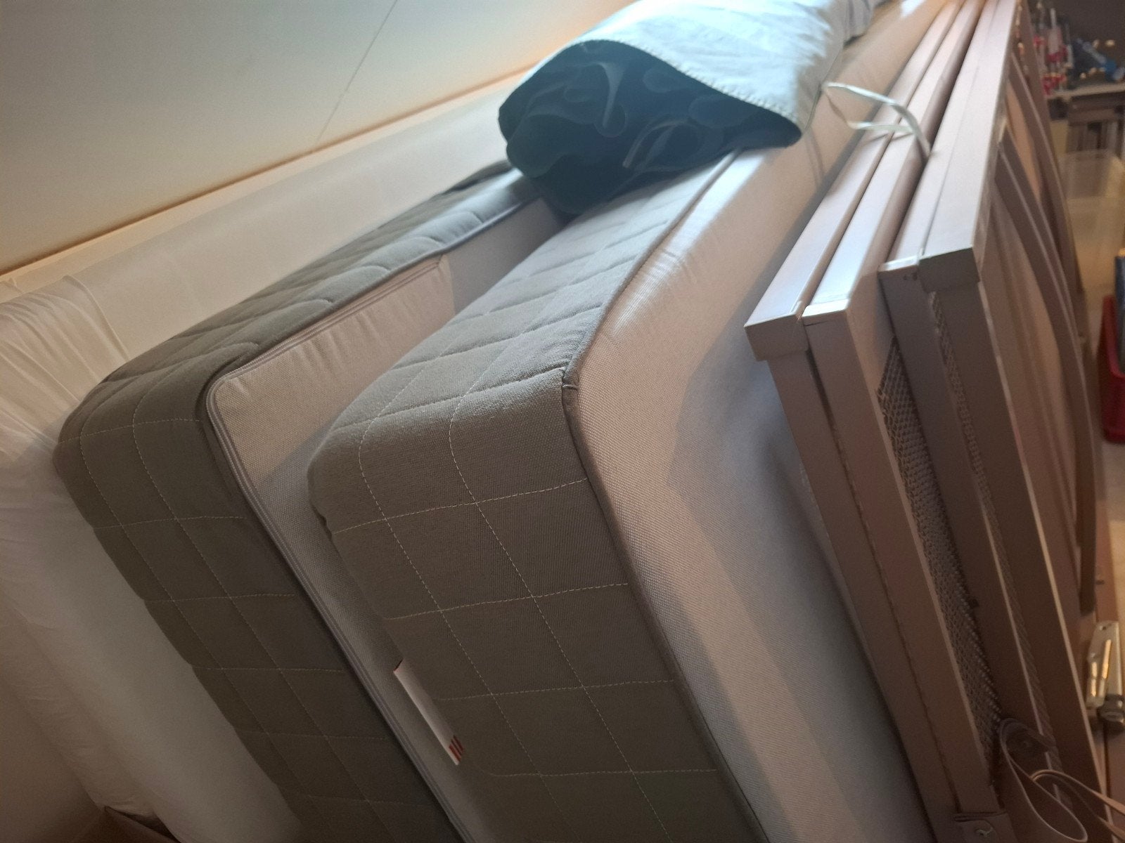 2 verstelbare lattenbodems, matrassen en toppers 90x200cm, Ophalen, Gebruikt, Eenpersoons, 90 cm
