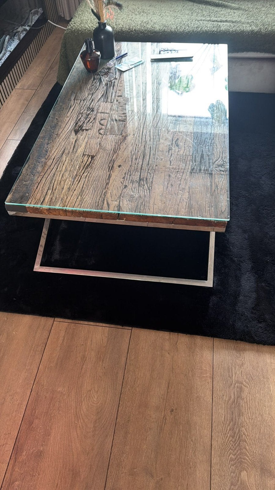 Salontafel met glazen blad en houten onderstel, Gebruikt, 100 tot 150 cm, Overige houtsoorten, Modern industrieel