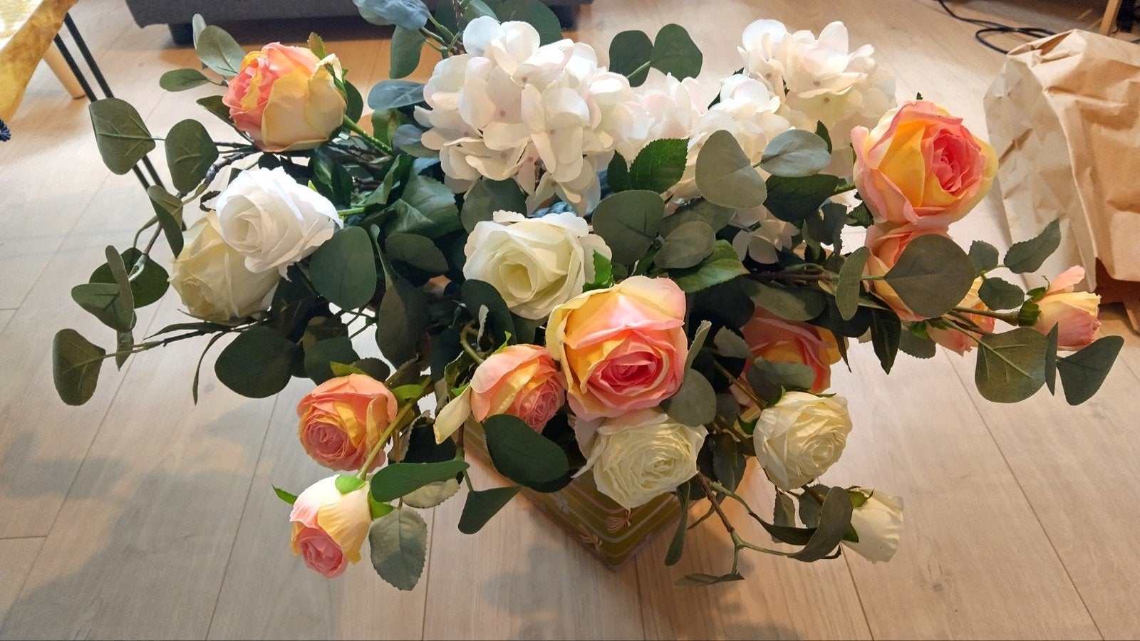 Luxe kunstbloemen: rozen, hortensia's en eucalyptus, Ophalen of Verzenden, Zo goed als nieuw, Boeket, Wit
