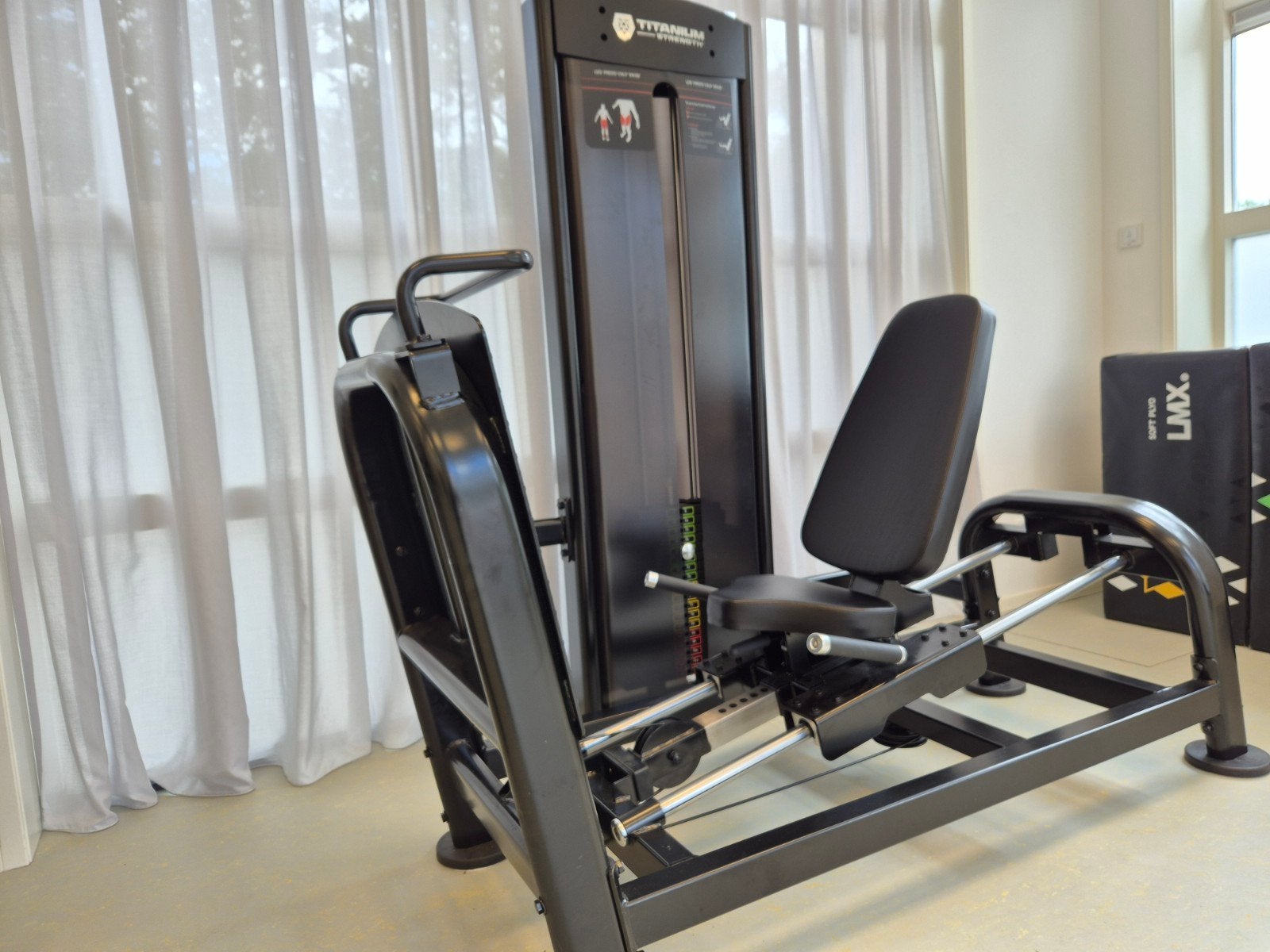 Fitness apparatuur leg press, leg extension, pulley, Ophalen of Verzenden, Zo goed als nieuw, Krachtstation