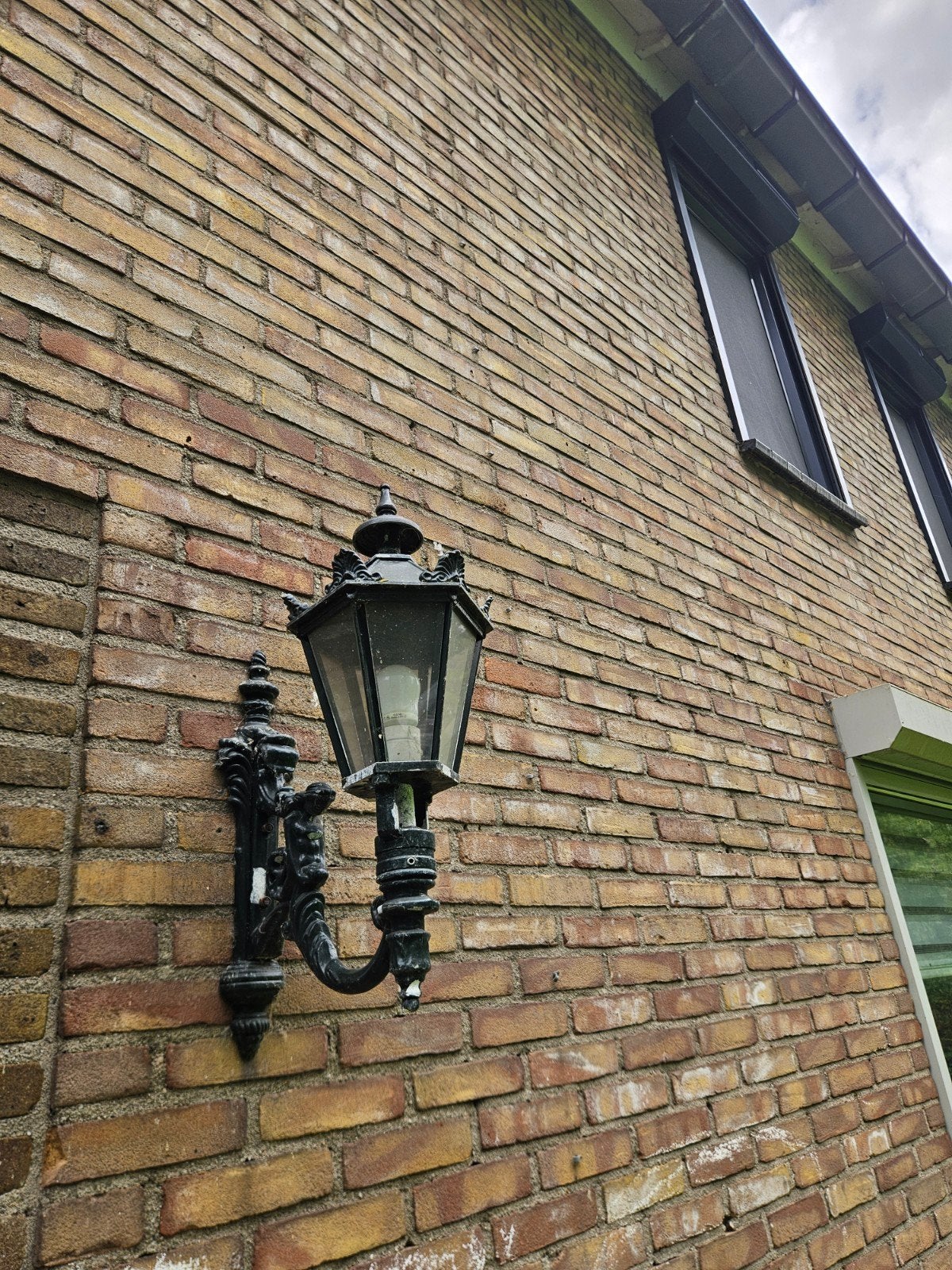 Antieke gietijzeren tuinlantaarn/ gevel lantaarn, Gebruikt, Staande lamp, Ophalen of Verzenden, Netvoeding