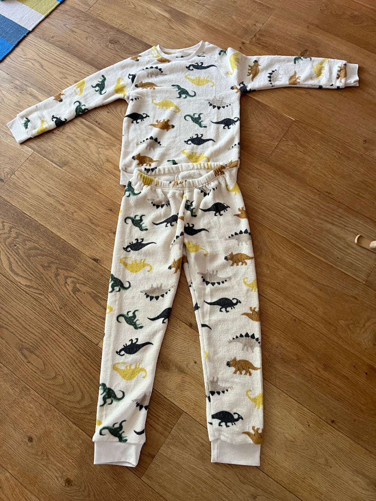 Nieuw warm Pyjama Setje met Dinosaurus Maat 134/140, Kinderen en Baby's, Ophalen of Verzenden, Nieuw, Jongen of Meisje, Nacht- of Onderkleding