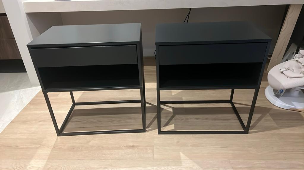 2x IKEA nachtkastje zwart VIKHAMMER, Ophalen, 55 tot 70 cm, Zo goed als nieuw, 45 tot 65 cm