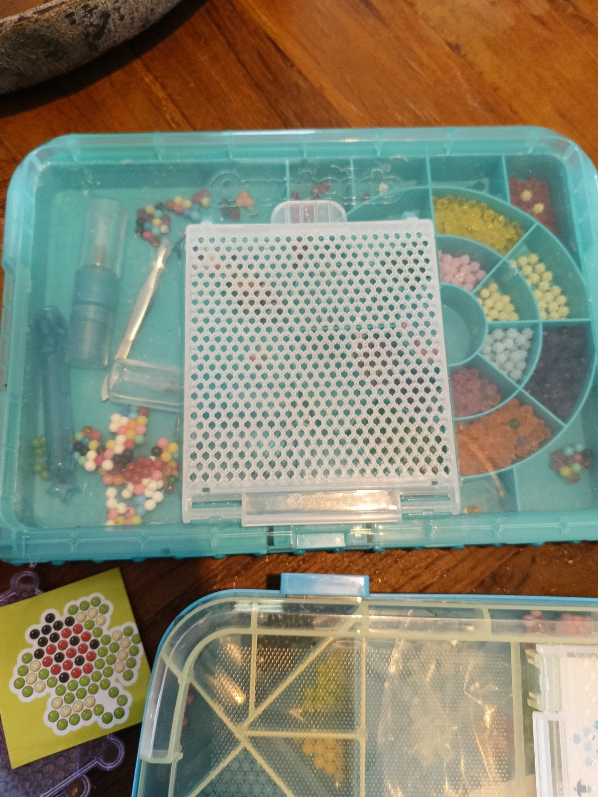 Aquabeads knutselset met diverse kralen en accessoires, Gebruikt, Overige thema's, Meerkleurig, Ophalen of Verzenden