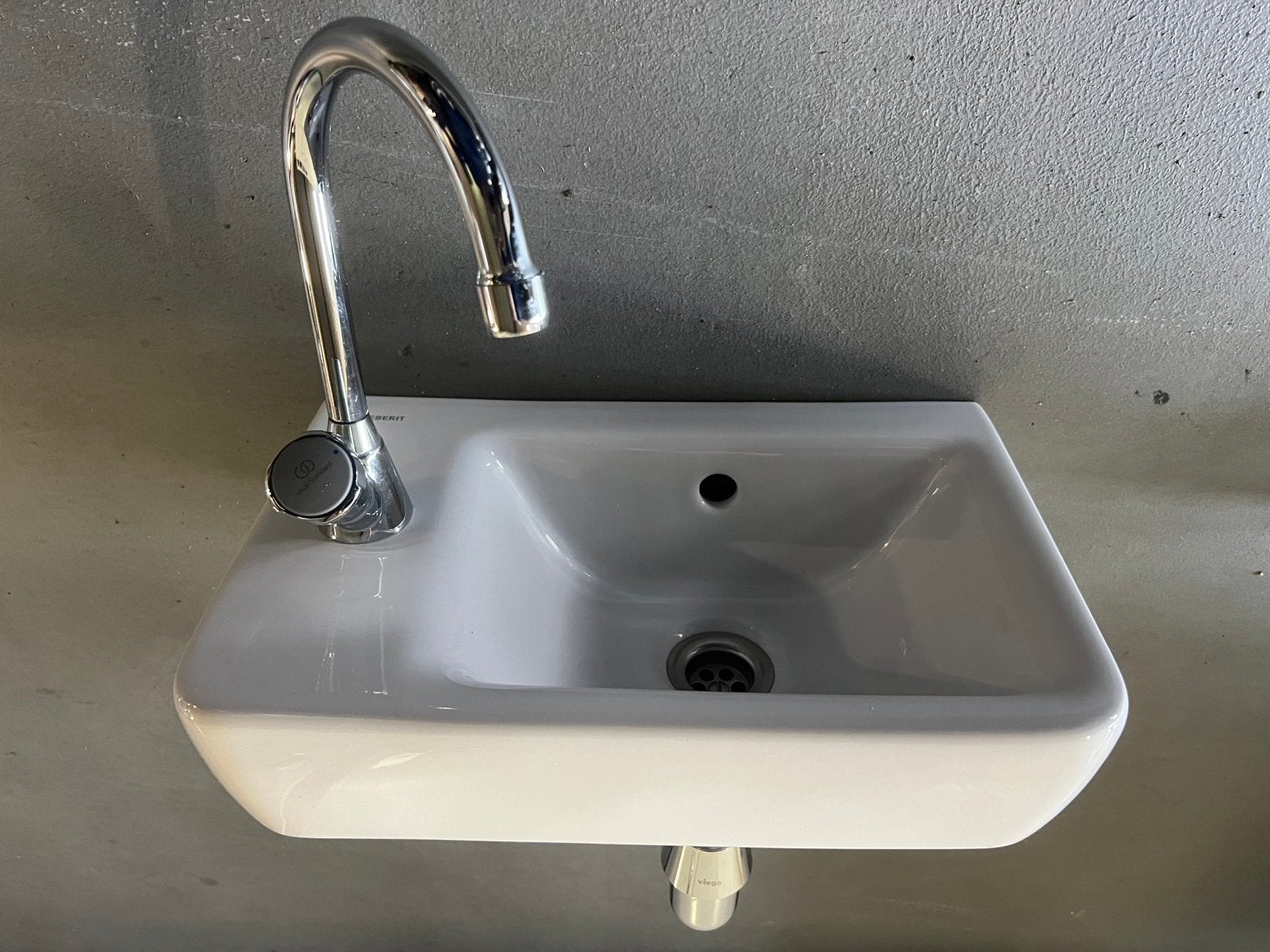 Geberit fonteintje toilet kraangat links, Ophalen, Zo goed als nieuw, Toilet