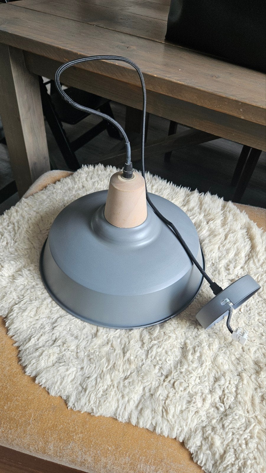 Grijze hanglamp met houten detail en stoffen snoer, Ophalen, Gebruikt, E27 (groot), Modern industrieel