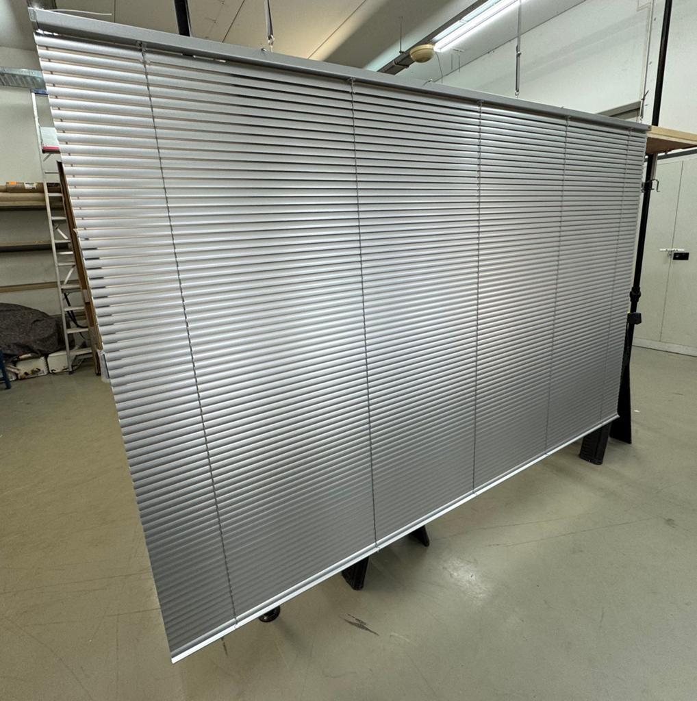 Luxe nieuwe Luxaflex PowerView jaloezieën 25 mm elektrisch, Nieuw, 200 cm of meer, Grijs, 150 tot 200 cm