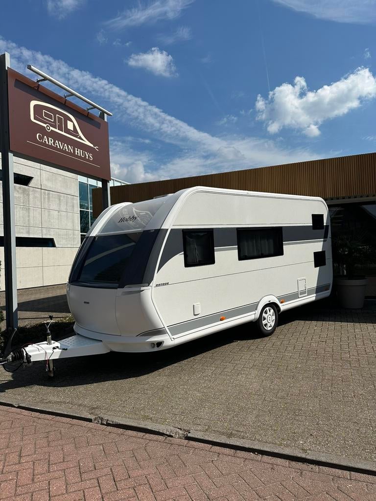 NIEUWE hobby ontour 470 KMF met stapelbed. + GRATIS luifel, Hobby, Dwarsbed, Bedrijf, Treinzit
