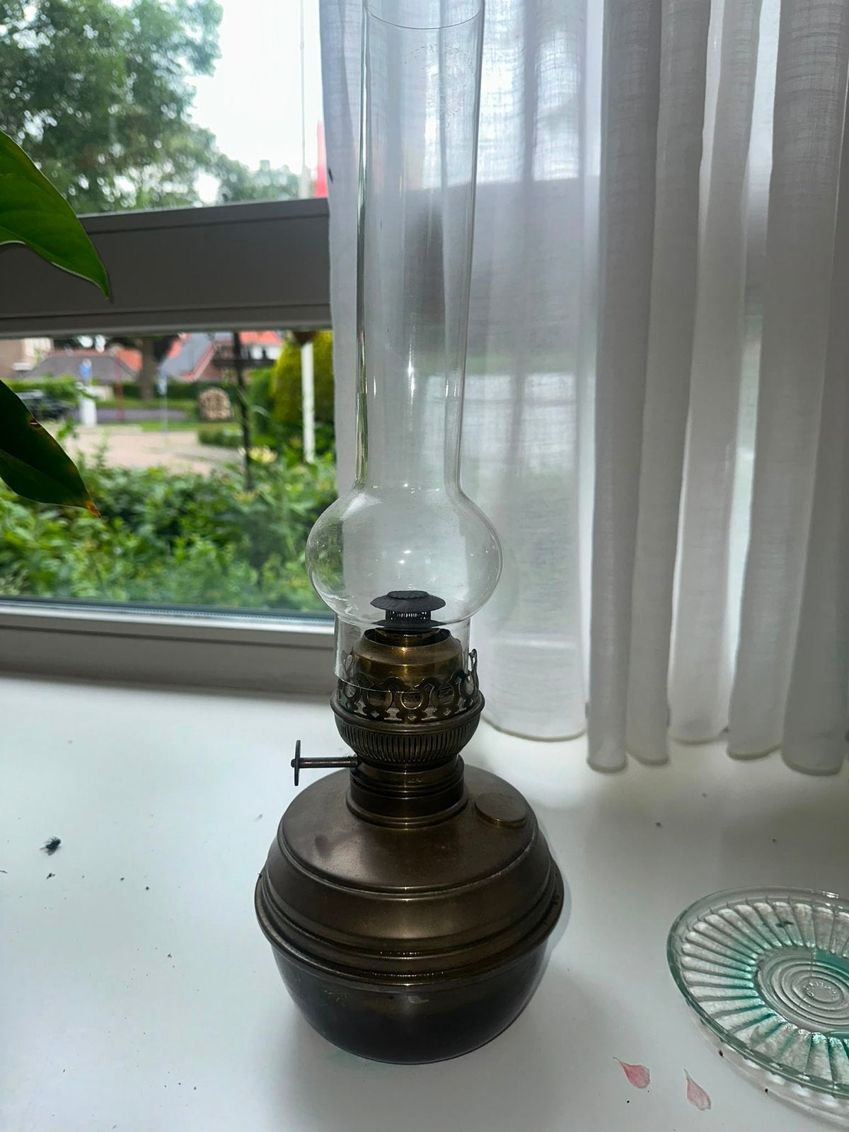 Antieke olielamp met glazen kap, Ophalen