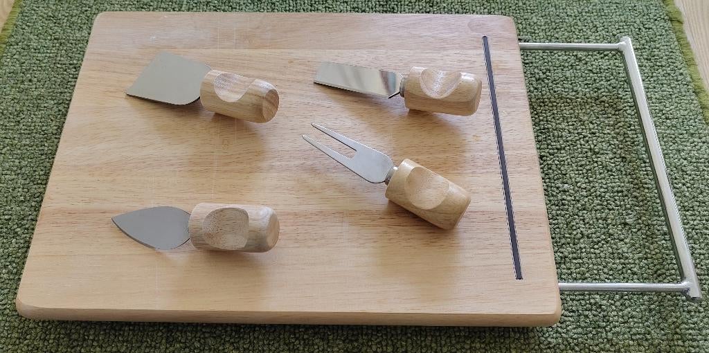 Kaasplank de luxe met RVS handvat en met 4 mesjes 35x25 cm, Overige typen, Ophalen of Verzenden, Gebruikt, Hout