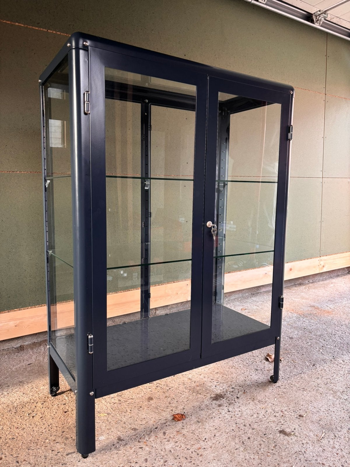 IKEA FABRIKÖR vitrine – donkerblauw, Huis en Inrichting, Ophalen, Zo goed als nieuw, 25 tot 50 cm, 50 tot 100 cm