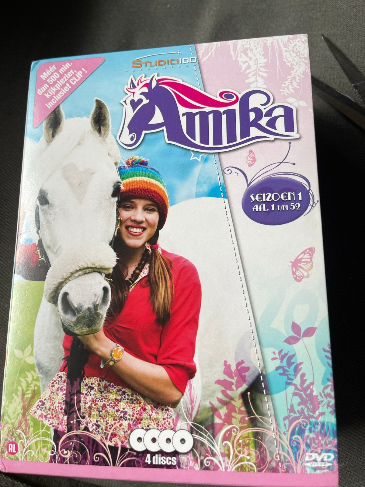 Amika Seizoen 1 DVD Box (Afl. 1 t/m 52), Gebruikt, Alle leeftijden, Tv-serie, Familie