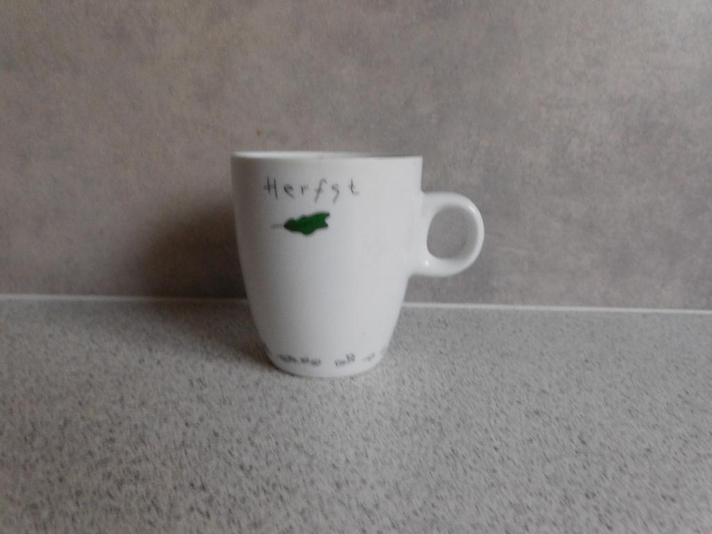 Mok 150 ml. Herfst Ronald McDonald Yvon Jaspers, Ophalen of Verzenden, Zo goed als nieuw, Overige stijlen, Kop(pen) en/of Schotel(s)