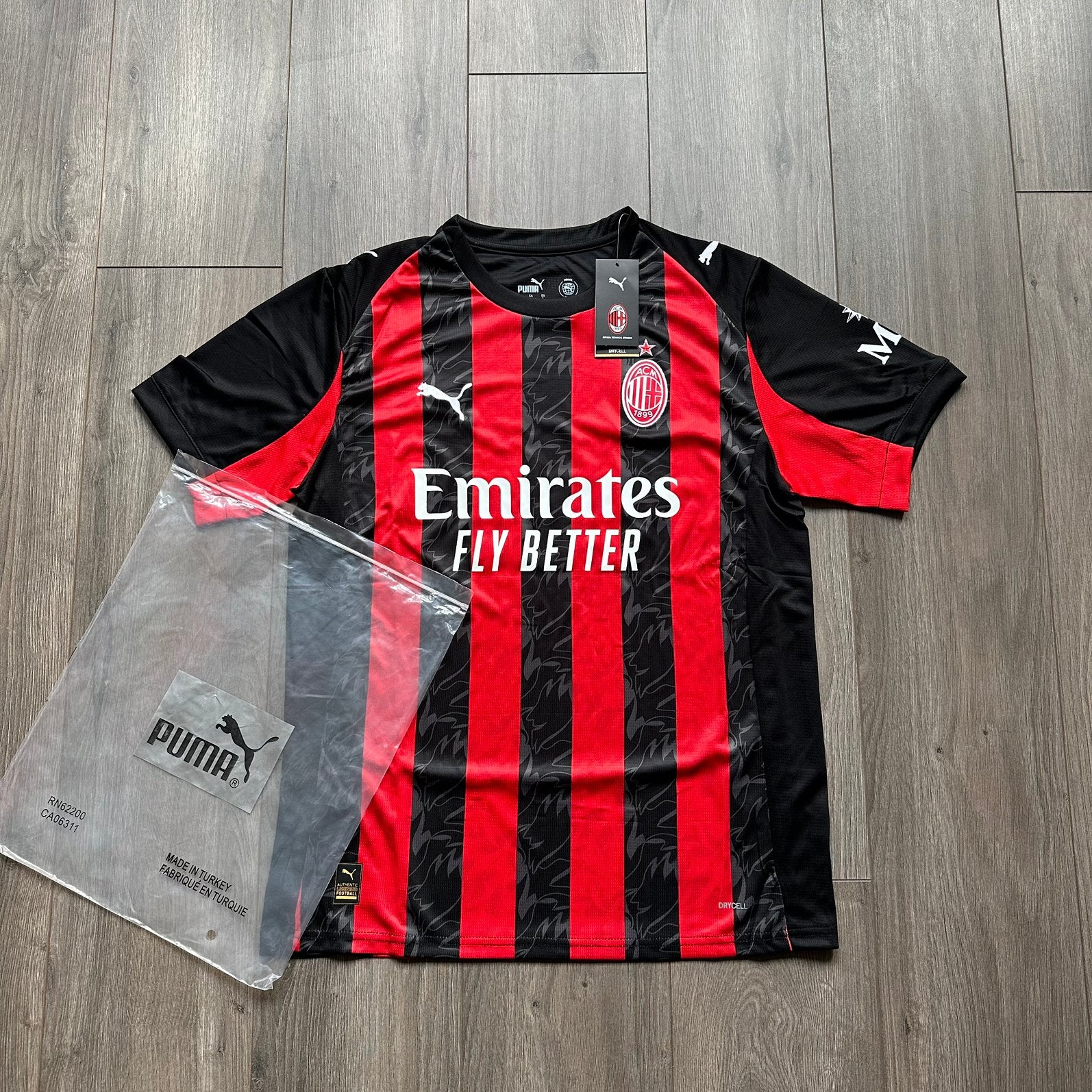 AC Milan Thuisshirt 2025/26 Maat L - Nieuw met labels, Maat 52/54 (L), Nieuw, Ophalen of Verzenden, Voetbal