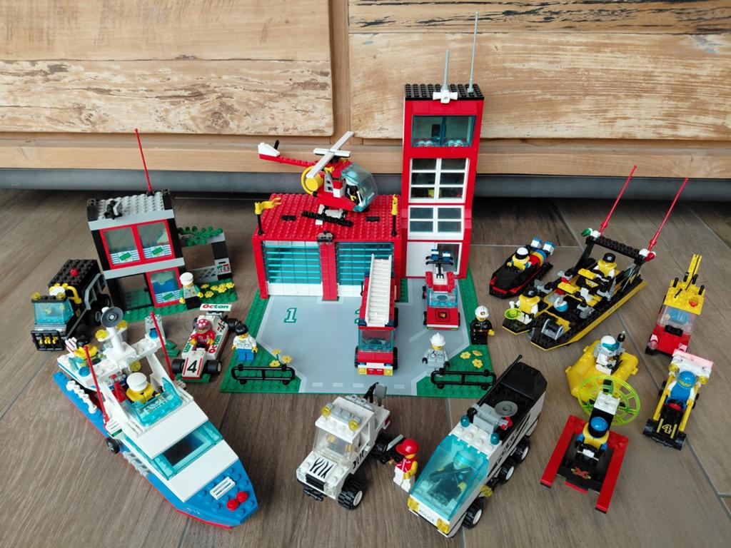Veel jaren 90 lego sets zoals brandweerkazerne en bank, Gebruikt, Overige thema's, Compleet, Lego