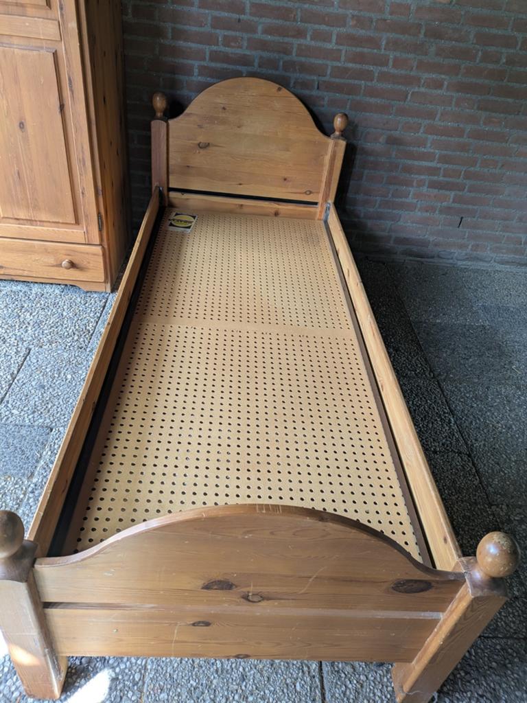 Gratis: Massief grenen bed, Ophalen, Gebruikt, Eenpersoons, Landelijk