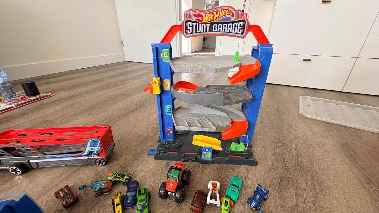 Hot Wheels Stunt Garage, Booster, Loopings en veel auto's, Ophalen of Verzenden, Gebruikt