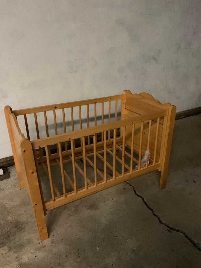 Vintage houten baby ledikant, Kinderen en Baby's, Babywiegjes en Ledikanten, Ophalen, Gebruikt, Ledikant
