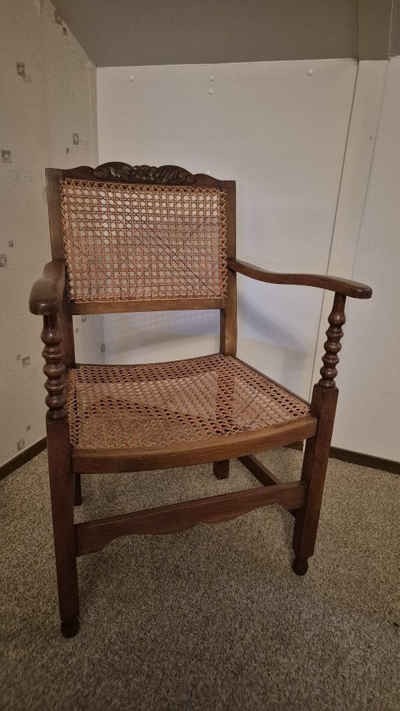 Vintage houten armstoel met rieten rug en zitting, Huis en Inrichting, Stoelen, Ophalen, Gebruikt, Twee, Bruin