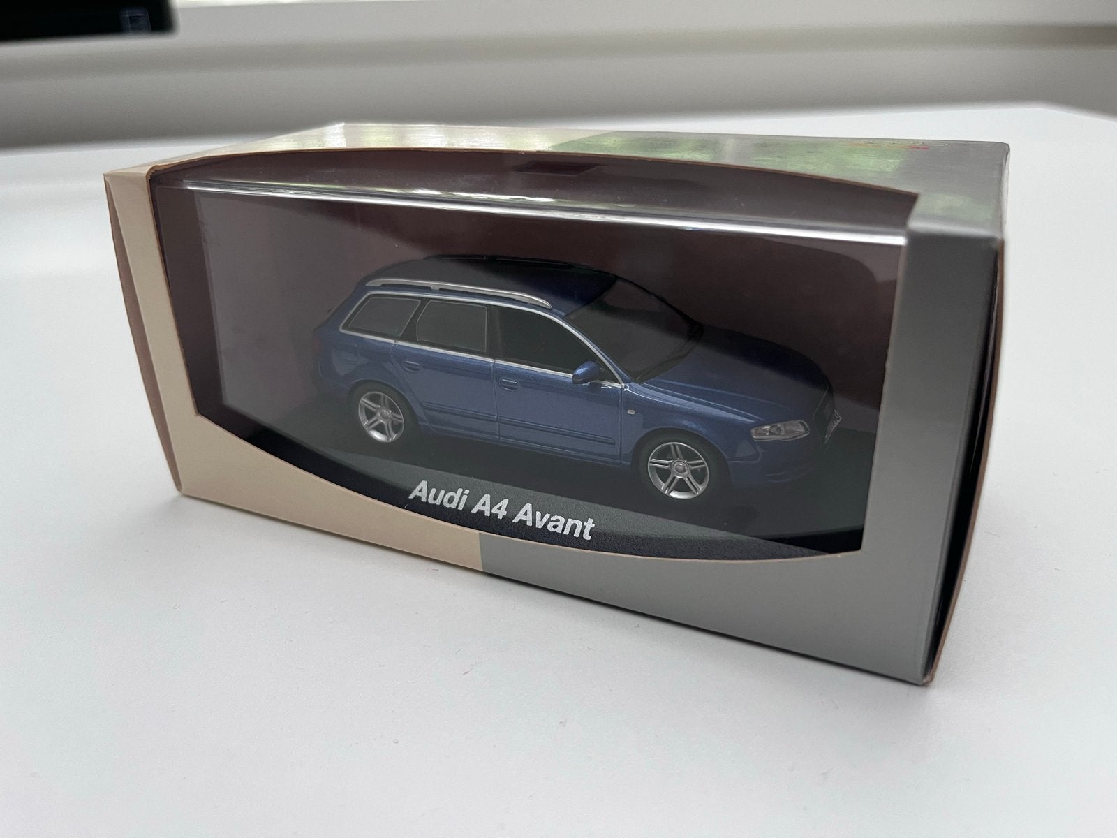 Audi A4 Avant 1:43 - Originele Dealercollectie, Ophalen of Verzenden, Zo goed als nieuw, Auto, Overige merken