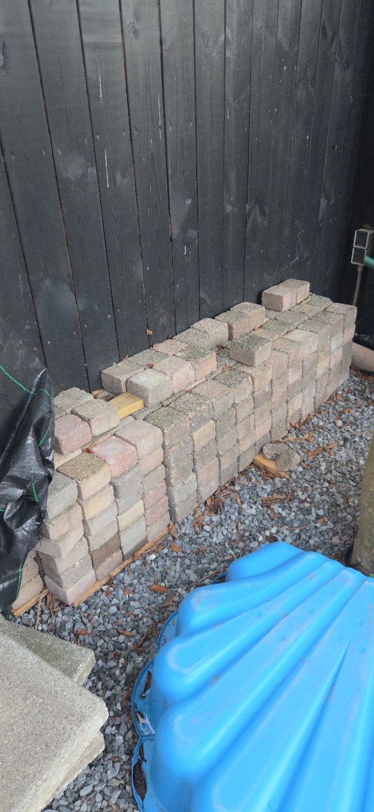 Gratis (kleine) tuintegels/betontegels op te  in Uithoorn, Ophalen, Gebruikt, Klinkers, Minder dan 5 m²