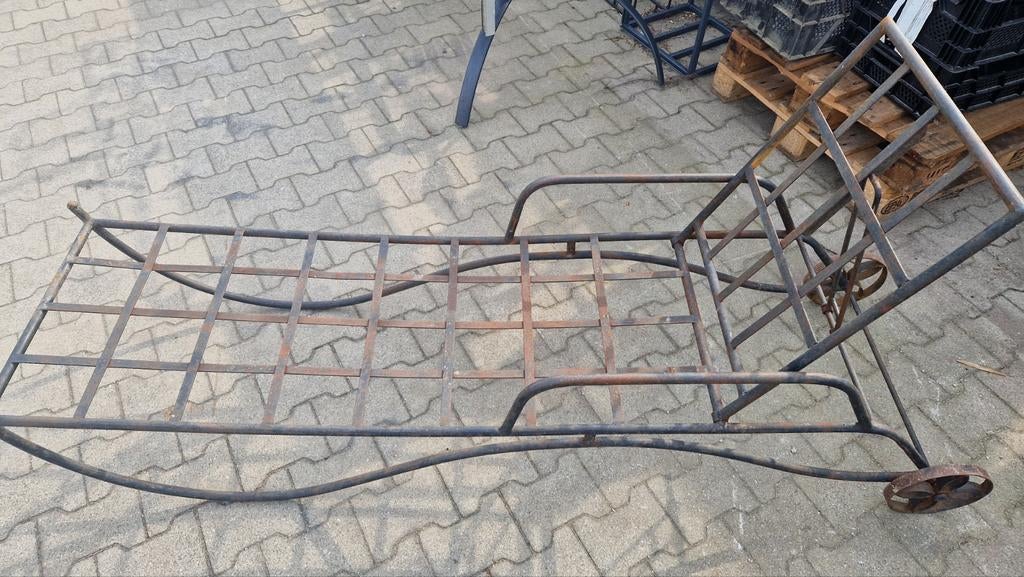 Brocante ijzeren ligstoel voor de tuin, Ophalen