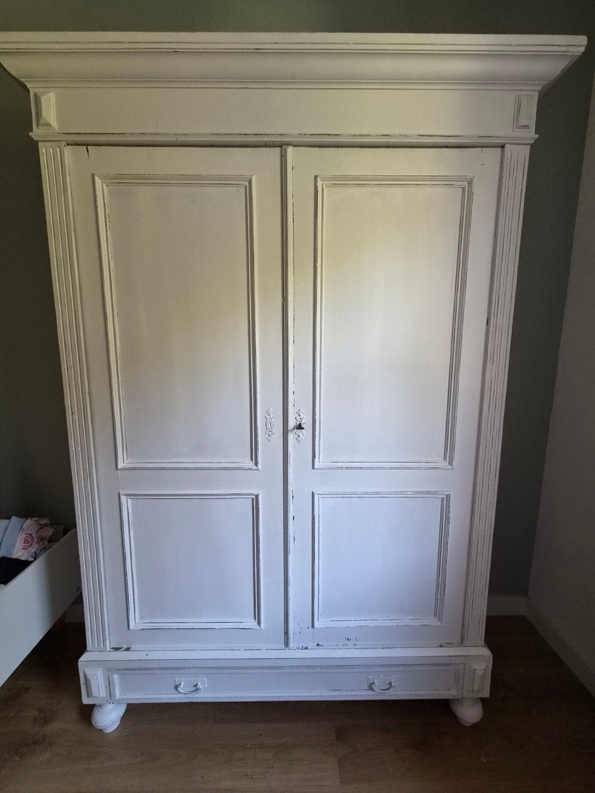 Mooie witte brocante linnenkast, Ophalen