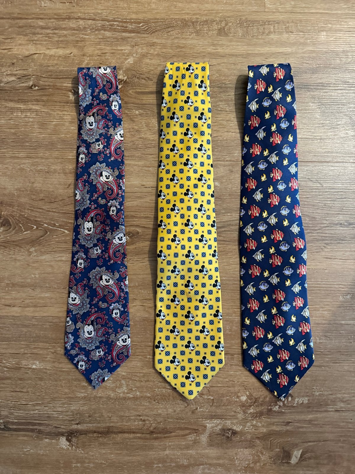 3 Disney stropdassen - Mickey Mouse en vissen, Ophalen of Verzenden, Gedragen, Meerkleurig, Met patroon