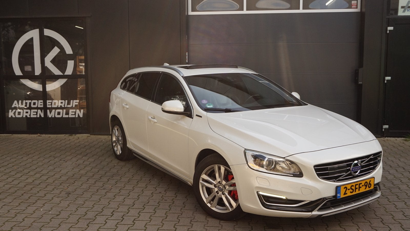 Volvo V60 D6 215pk Plug-in Hybrid 2013 Wit, Auto's, Automaat, 1800 kg, Zwart, Vierwielaandrijving