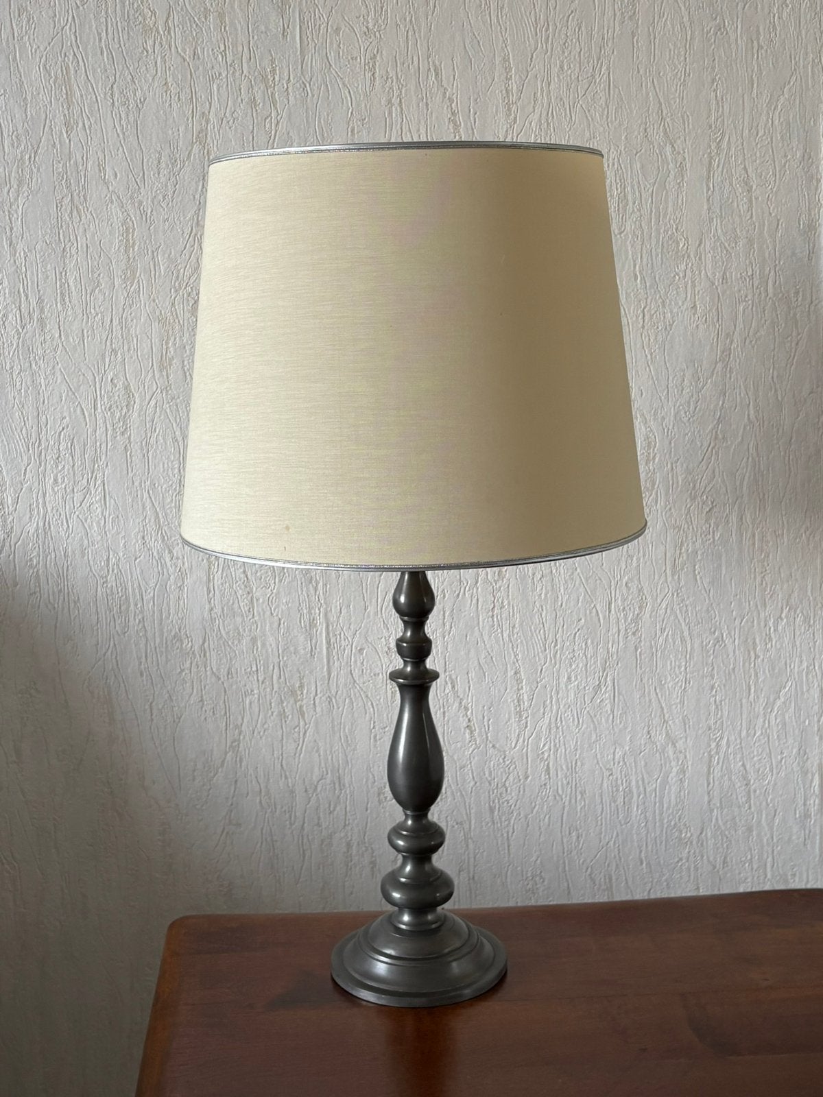 Klassieke tinnen tafellamp met Engels keurmerk & beige kap, Huis en Inrichting, Ophalen, Zo goed als nieuw