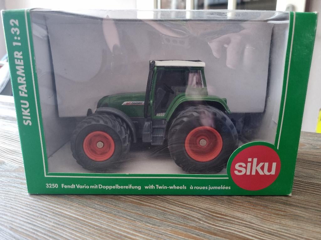 SIKU 3250 Fendt Vario mit Doppelbereifung, Hobby en Vrije tijd, Modelauto's | 1:32, Ophalen of Verzenden, Zo goed als nieuw, Tractor of Landbouw