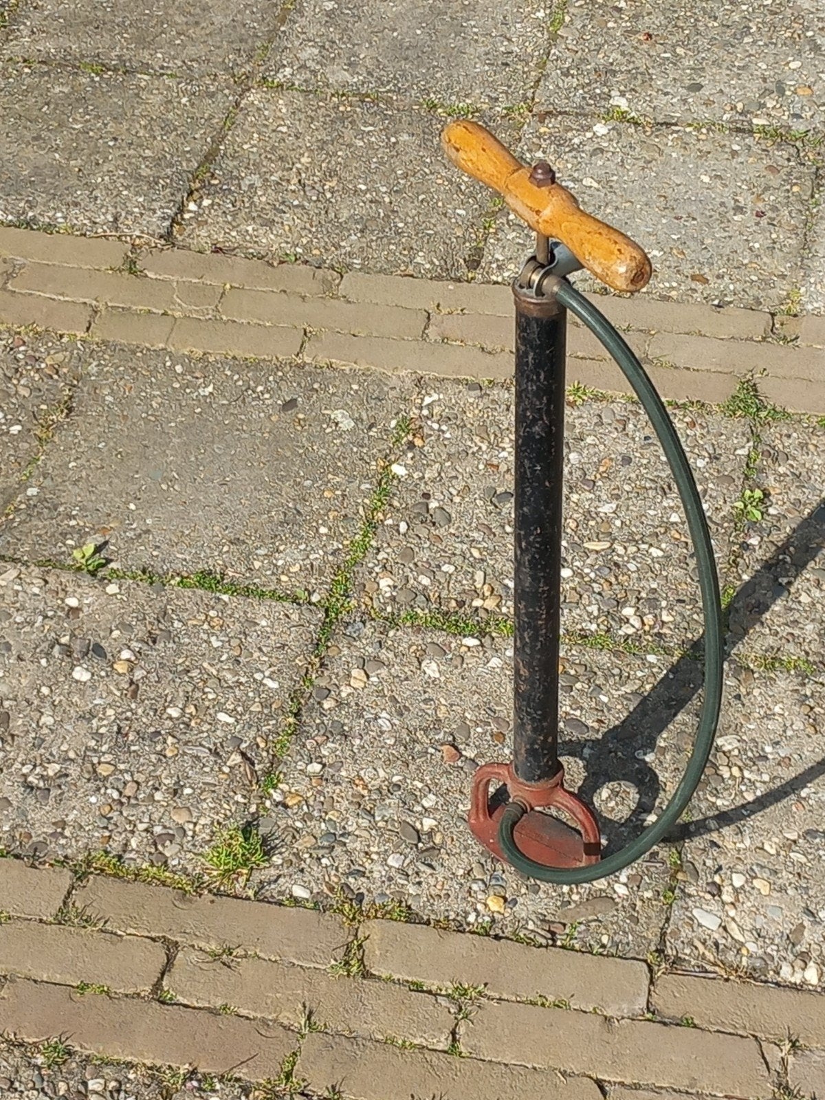 Oude fietspomp met houten handvat, Ophalen of Verzenden, Gebruikt