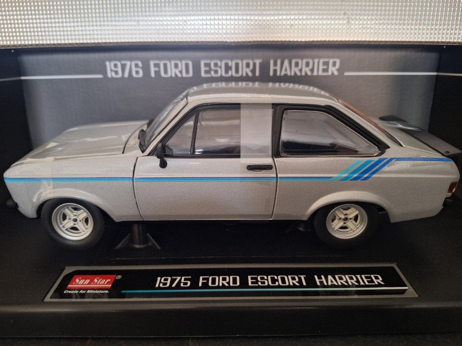 Ford Escort 1976 Harrier Schaal 1:18, Auto, Nieuw, Ophalen of Verzenden, Sun Star