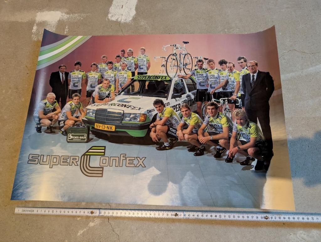 Vintage Superconfex Wielerploeg Poster - 67cm, Gebruikt, Rechthoekig Liggend, Ophalen of Verzenden, Sport