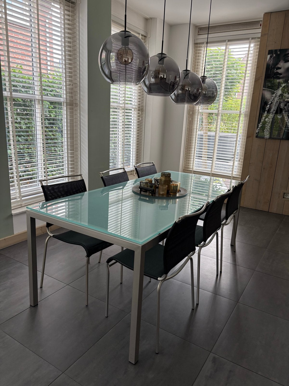 Moderne eettafel met glazen blad en metalen onderstel, Ophalen, Gebruikt, 50 tot 100 cm, Glas